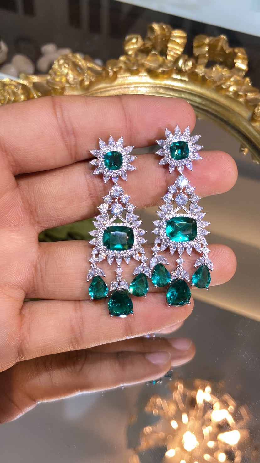 EMERALD GREEN COCKTAIL EARRING
