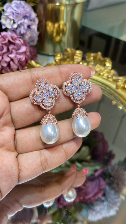 Cluster pearl drop earring 🎀