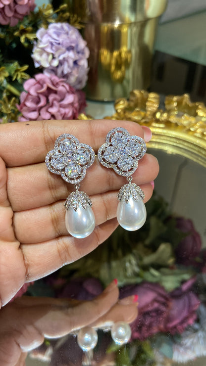 Cluster pearl drop earring 🎀