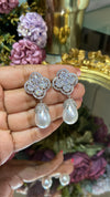 Cluster pearl drop earring 💚