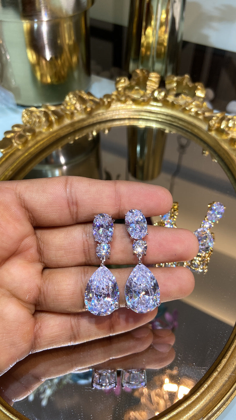 Statement Tear drop earring 🎀