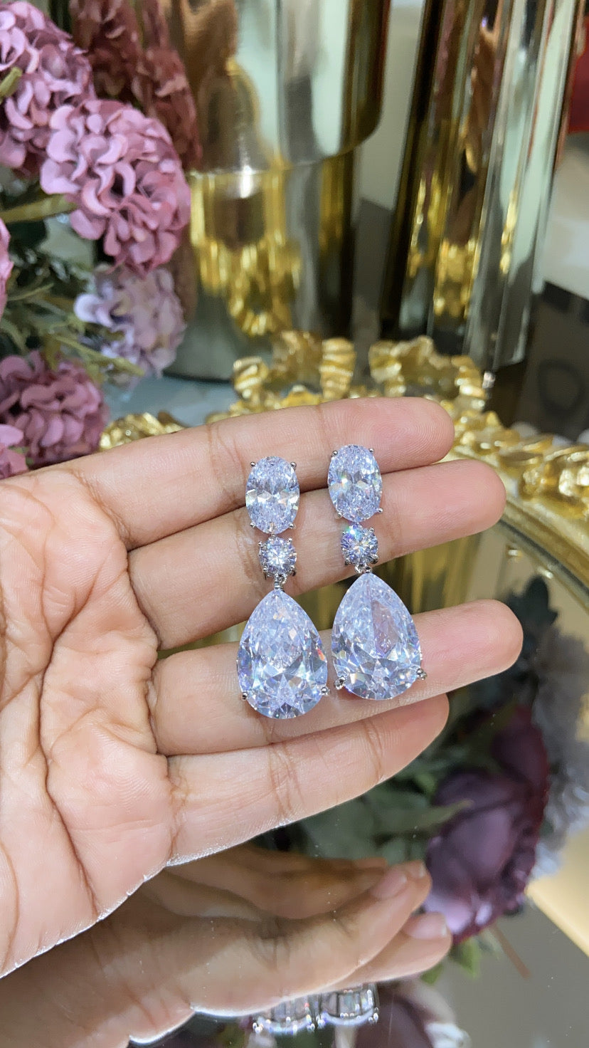 Statement Tear drop earring 🎀