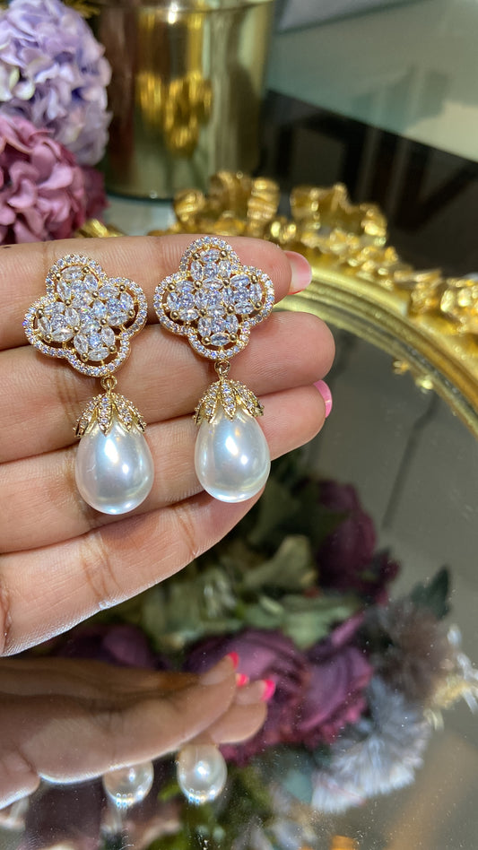 Cluster pearl drop earring 🎀