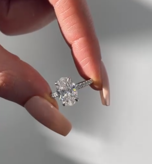 Oval soliatire ring ❄️