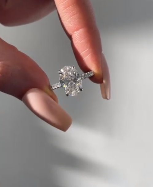 Oval soliatire ring ❄️