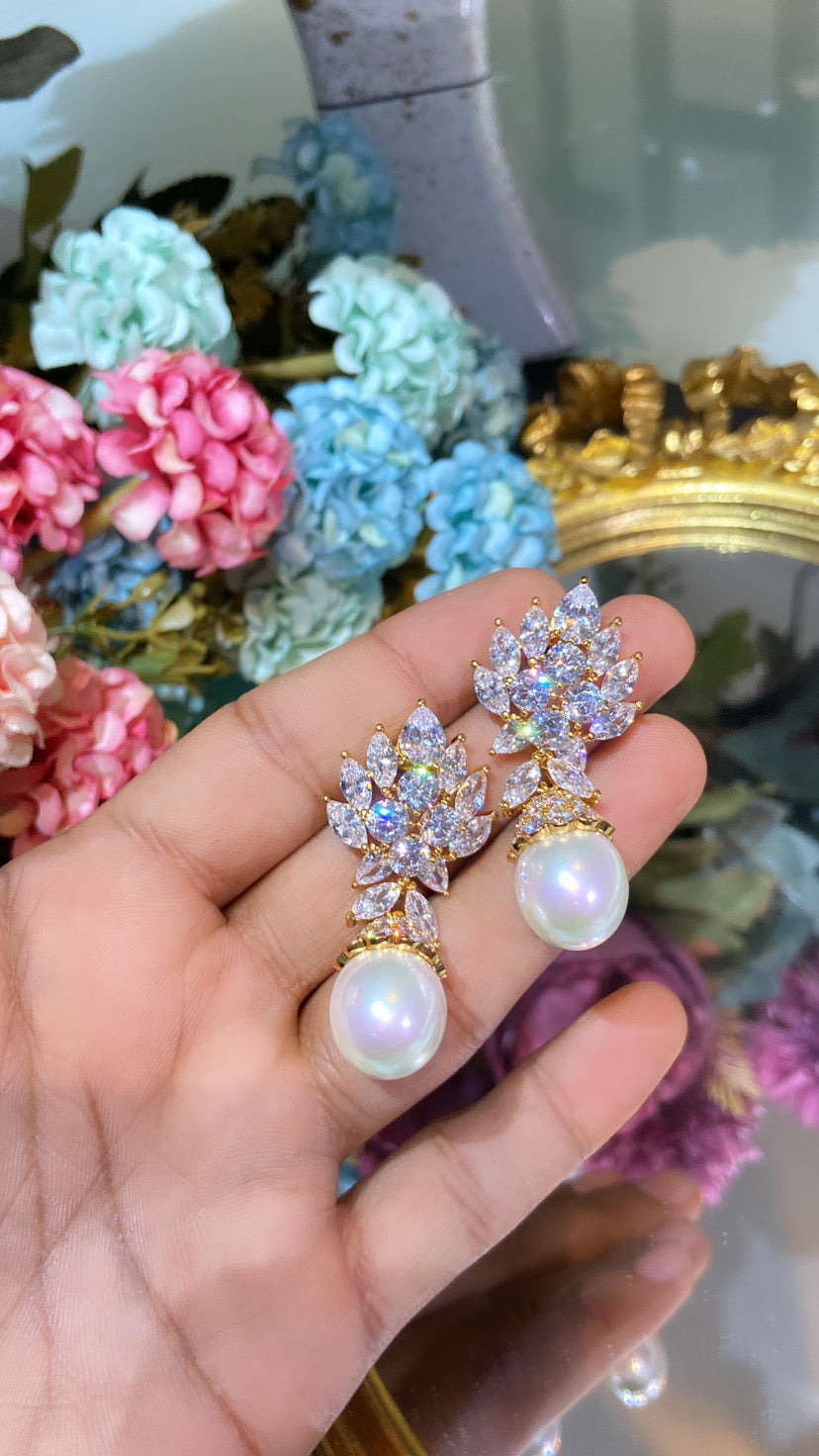 Pearl drop cocktail earrings 💙