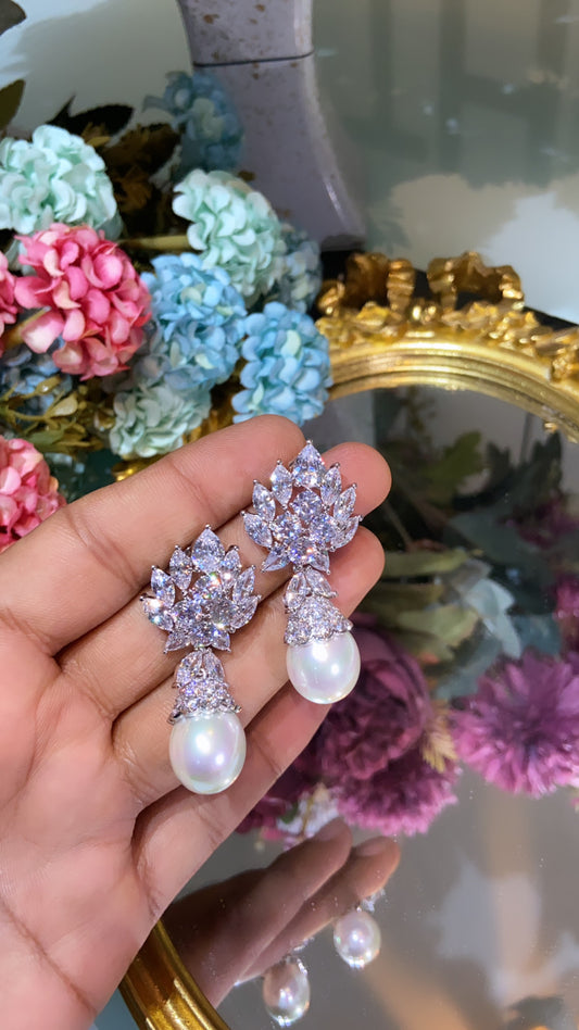 Pearl drop cocktail earrings 💙