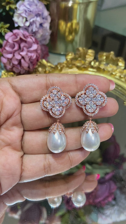Cluster pearl drop earring 🎀