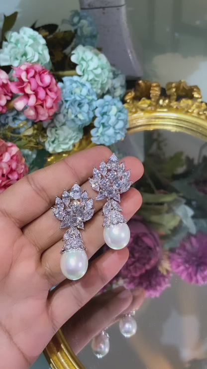 Pearl drop cocktail earrings 💙