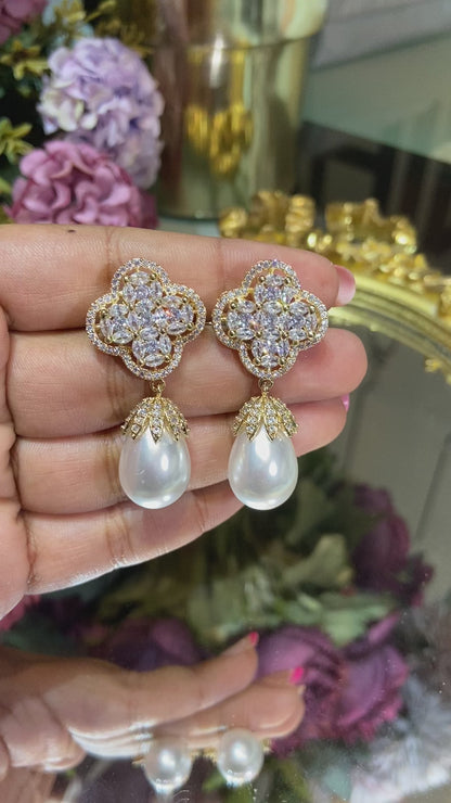 Cluster pearl drop earring 🎀
