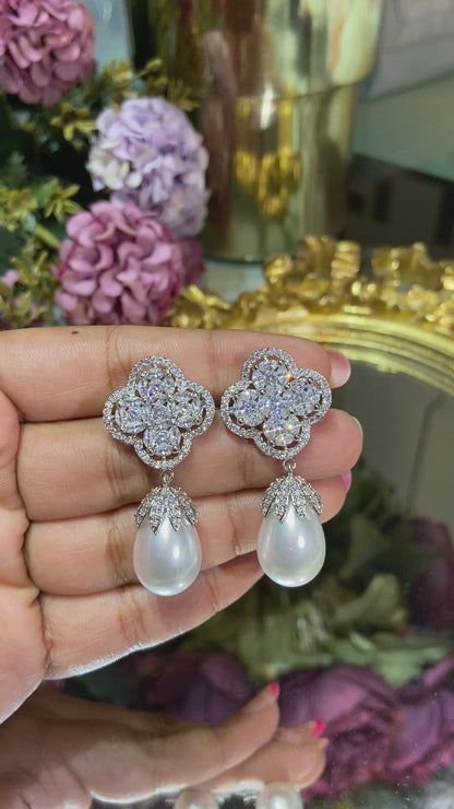 Cluster pearl drop earring 🎀