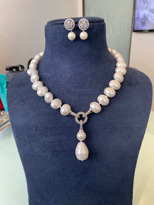 Pearl necklace set with earrings