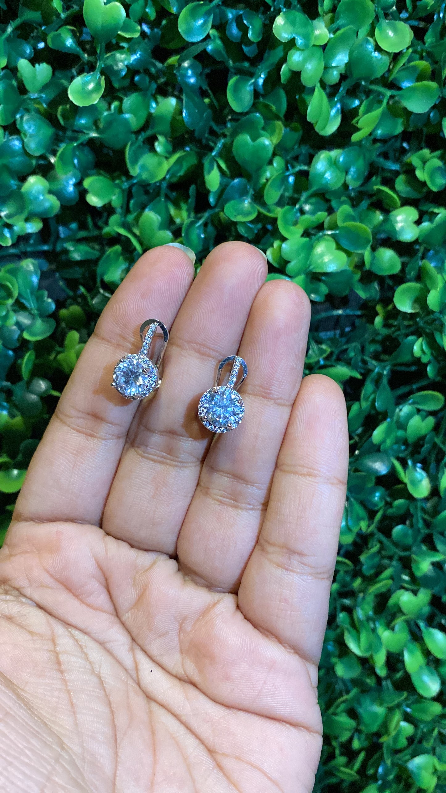 Solitaire huggie hoops 🔆